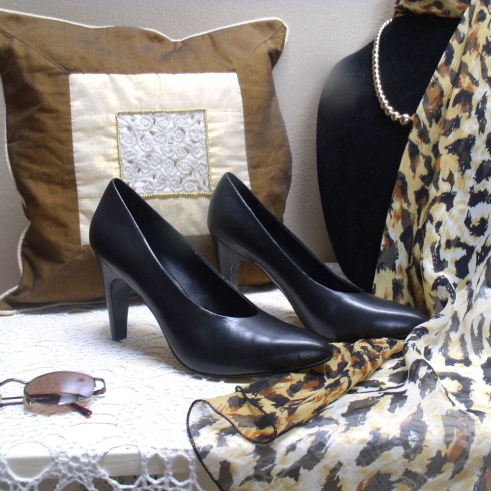 B. Makowsky Beautiful Black Quality Leather Heels Pumps Shoes 8 M